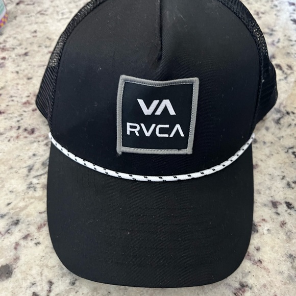 RVCA 🧢 - Picture 3 of 4
